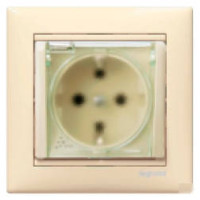 Розетка 2k+З ip44 зі шторками і кришкою слонова кістка Valena Legrand 774120
